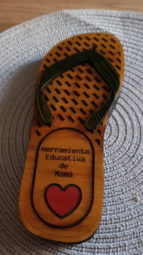 [Laser cut and engrave] chancla cajita para collares decorativas de madera con diseño de corazón