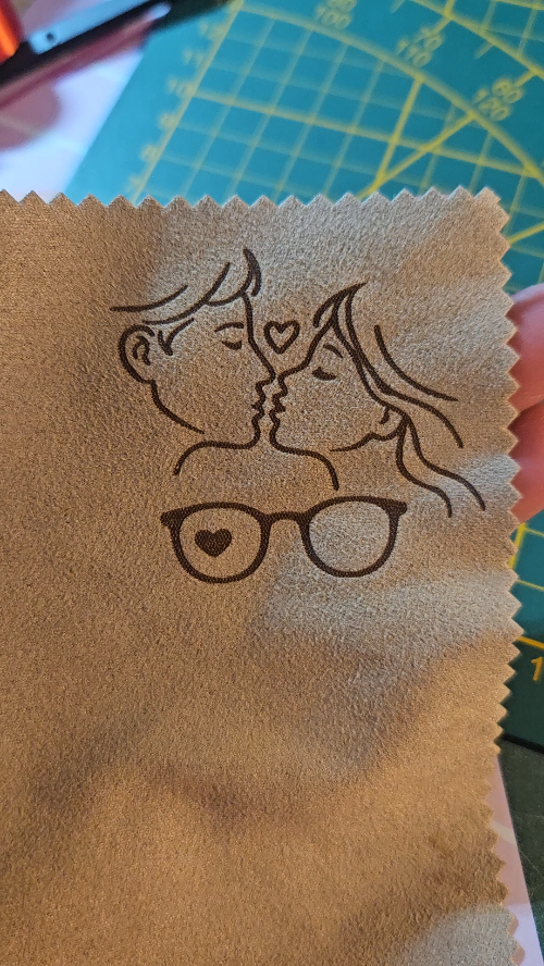 [Laser cut and engrave] Chiffon de nettoyage gravé au laser avec dessin de couple et lunettes