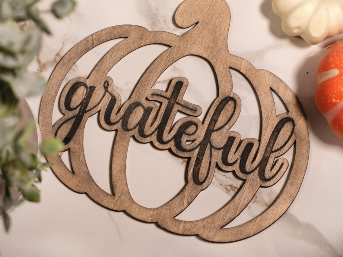 Décoration de citrouille en bois ou dessous-de-plat "Grateful" – design de cadeau de Thanksgiving