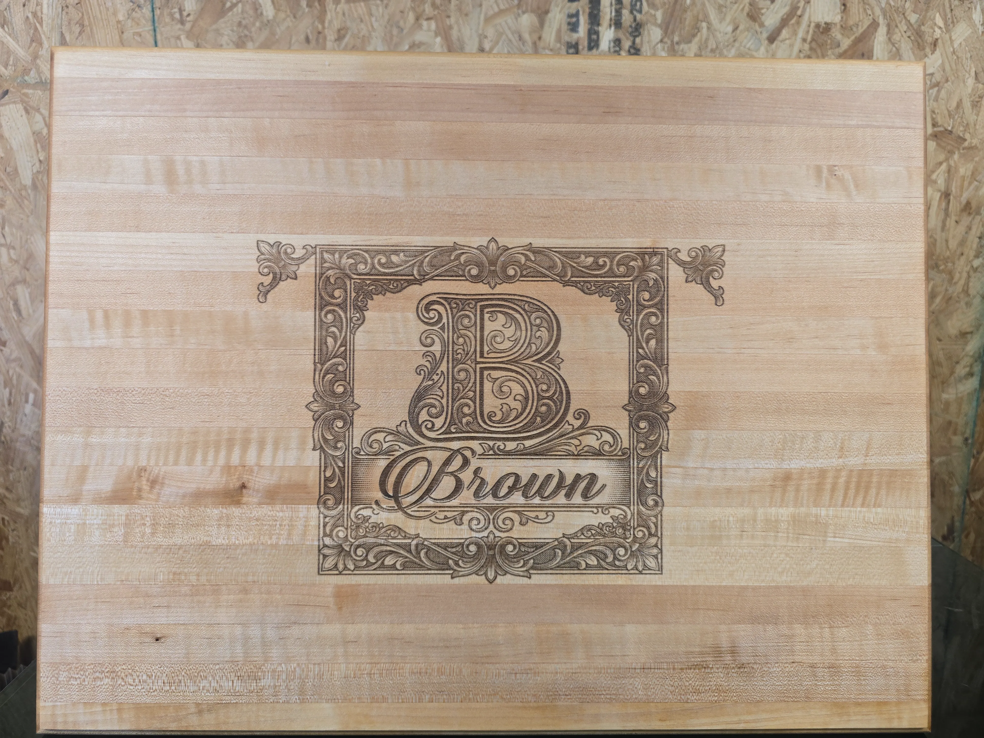 เขียงไม้ลายมอนแกรม B และนามสกุล Brown - พรีวิวดีไซน์มอนแกรม