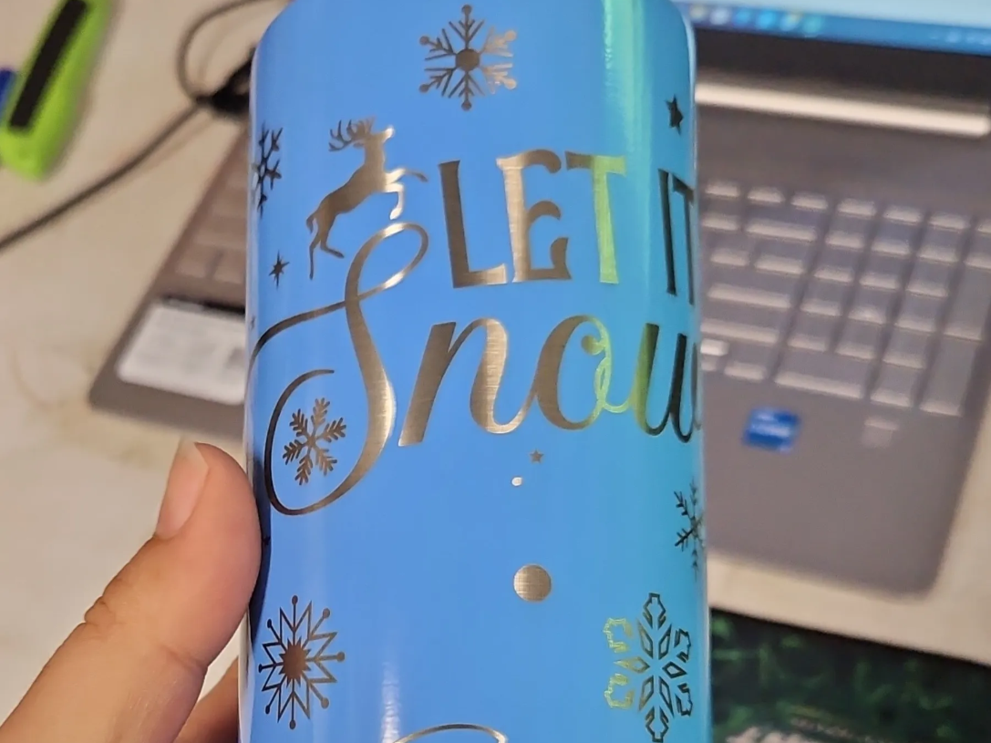 Tazza blu incisa con testo 'Let It Snow' e decorazioni a fiocco di neve