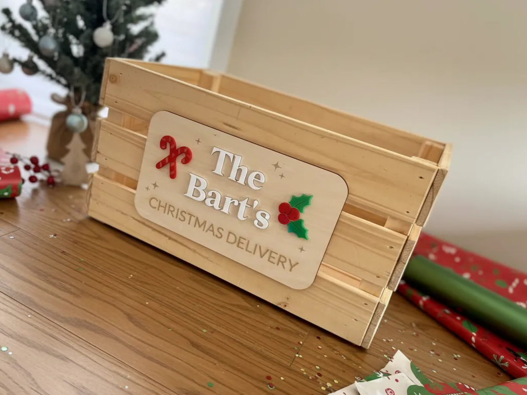 Personalisierte Weihnachts-Lieferkiste aus Holz mit lasergeschnittenem Schild Weihnachts-Geschenkkorb-Idee