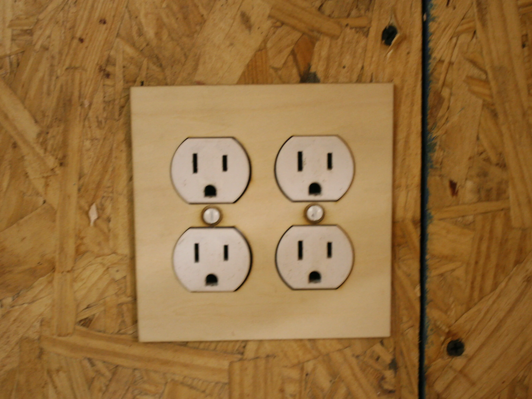 Lasergeschnittene Holz-Wandplatte für doppelte Steckdosen – Idee für Lichtschalter-Abdeckung