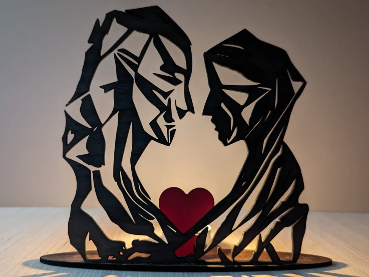 Portacandela Un quasi bacio, idea di silhouette di coppia tagliata al laser