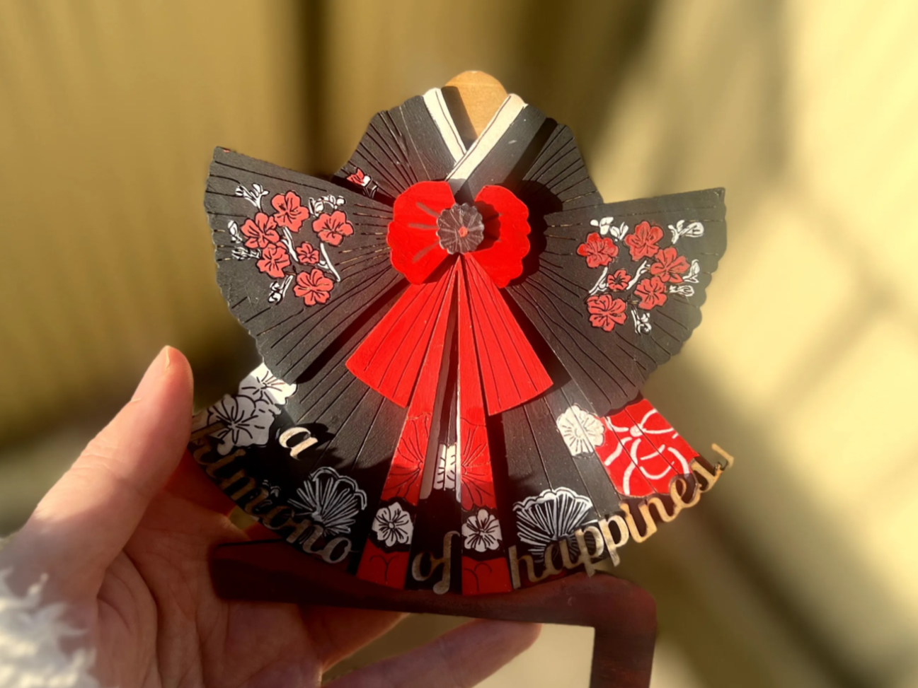 Kimono-Lichtschalterabdeckung mit Text „A kimono of happiness“ SVG/PDF/EPS/DXF – Idee für Lichtschalter-Abdeckung
