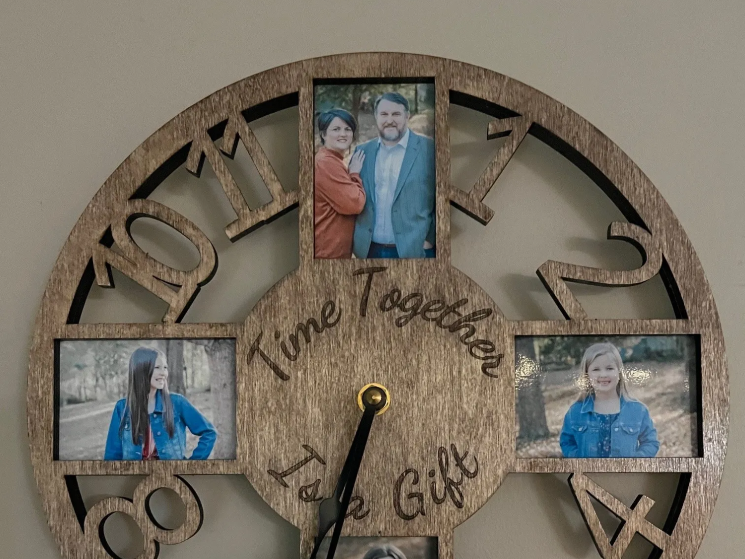 นาฬิกาผนังกรอบรูปข้อความ Time Together Is a Gift ตัดด้วยเลเซอร์