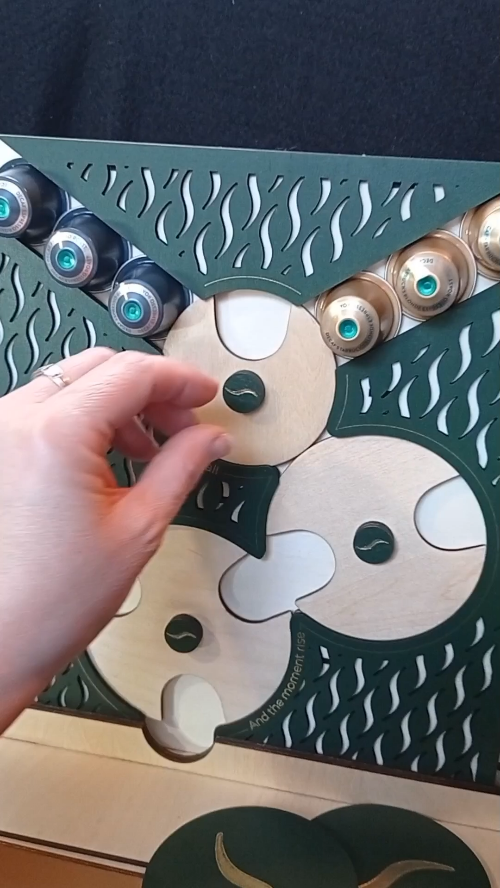 [Laser cut and engrave,Foil transfer] Présentoir à capsules de café en bois découpé au laser avec tiroir