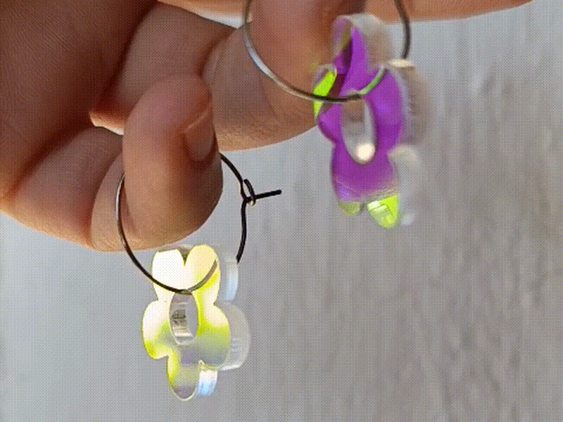 Preciosos pendientes de  aro con colgante con forma de flor hológrafica