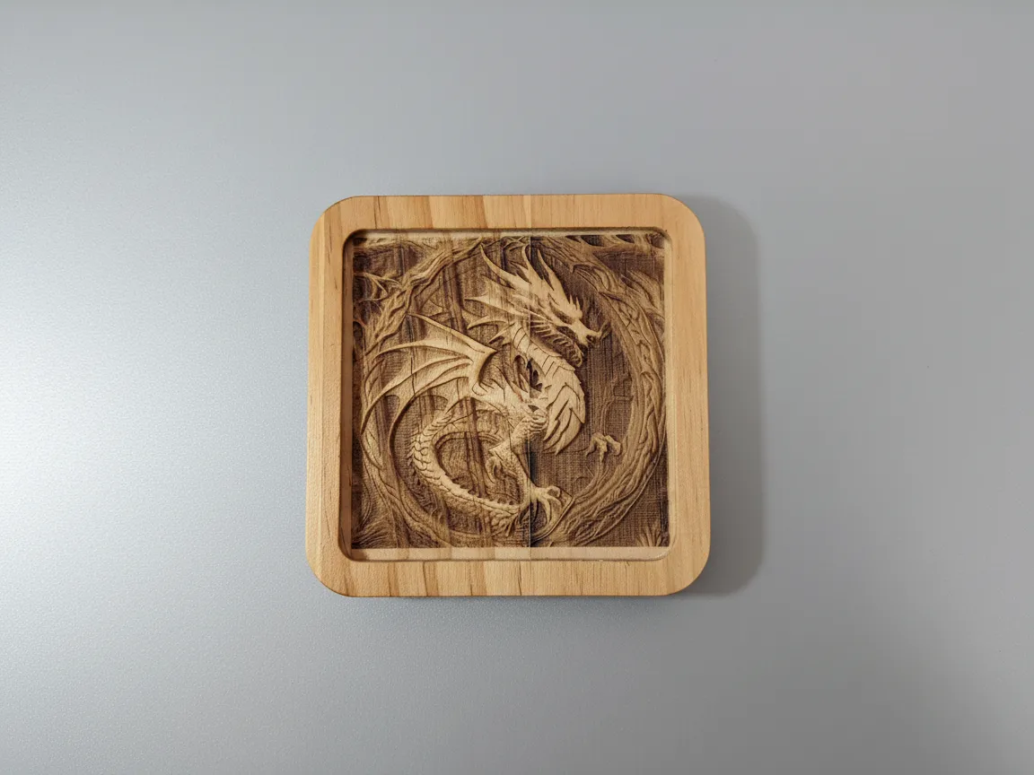 Dessous de verre en bois carré gravé d'un motif de dragon détaillé