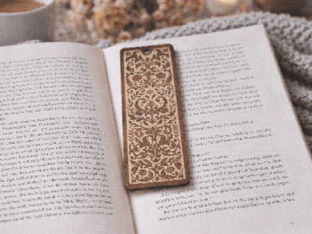 Graviertes Holz-Lesezeichen im Vintage Ornament Design – Geschenk für Bücherliebhaber