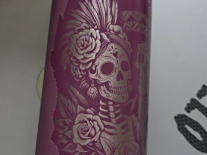 Gourde violette avec motif de tête de mort et fleurs