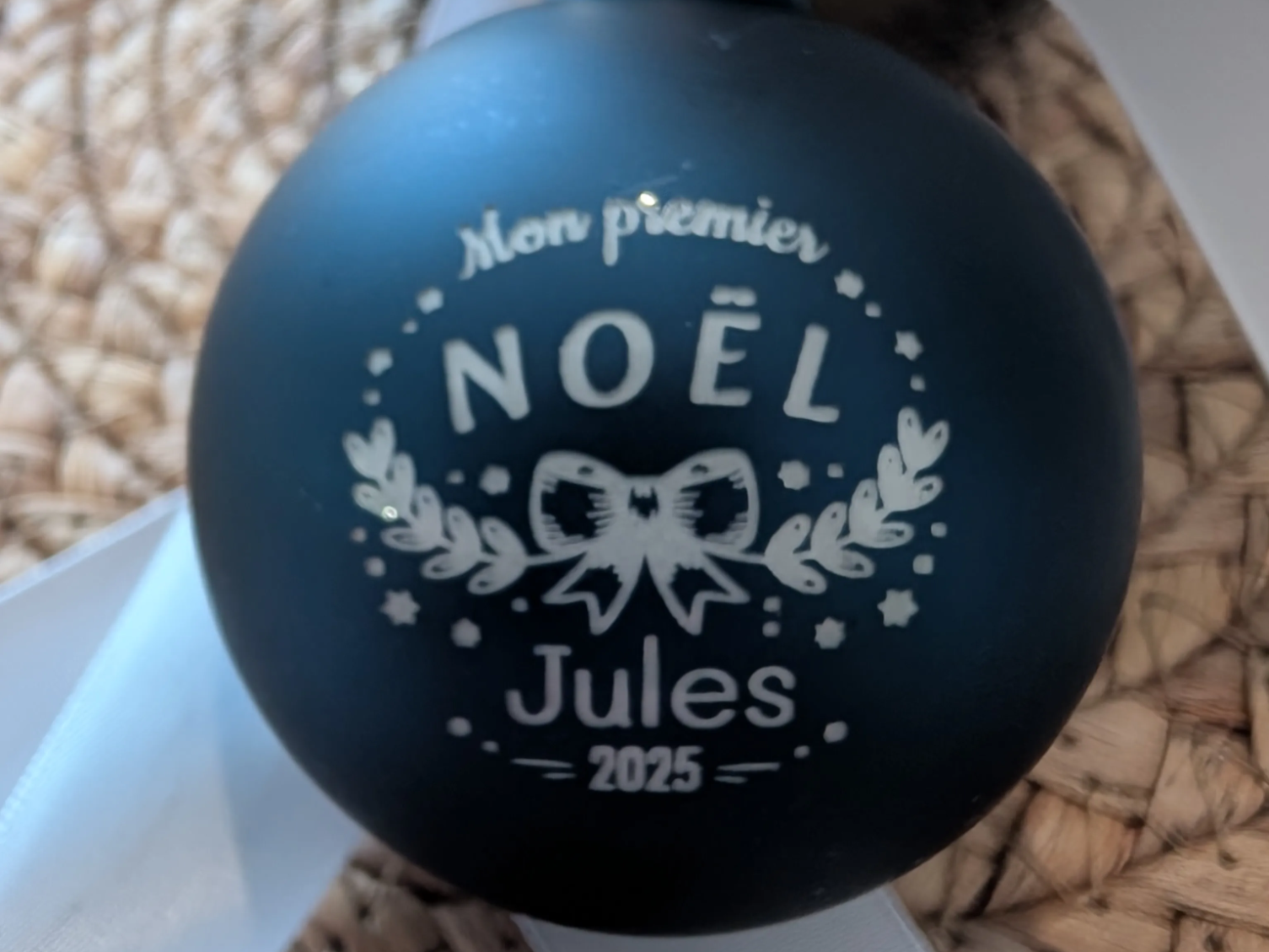 Czarna ozdoba bożonarodzeniowa z grawerowaniem Mon Premier Noël Jules 2025 kawałek drewna pomysł na ozdobę bożonarodzeniową