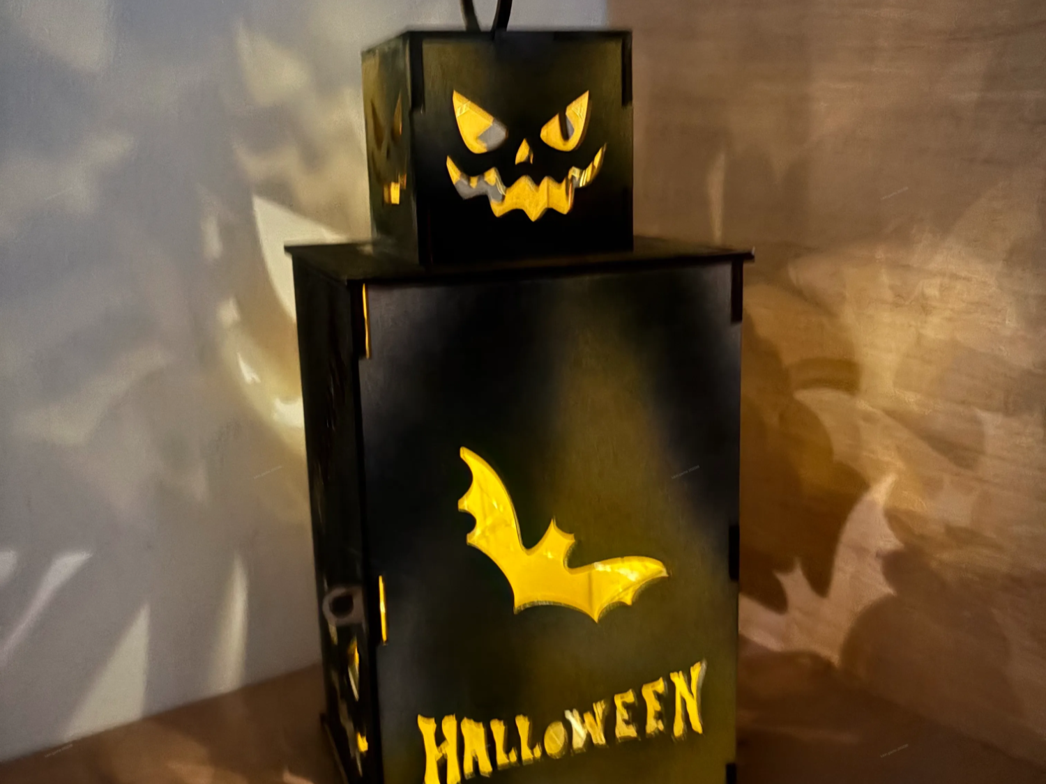 Drewniany lampion na Halloween pomysł na dekorację na Halloween