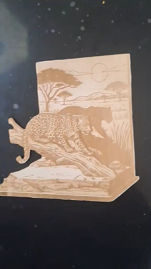 [Laser cut and engrave] Serre-livres en bois avec léopard dans la savane