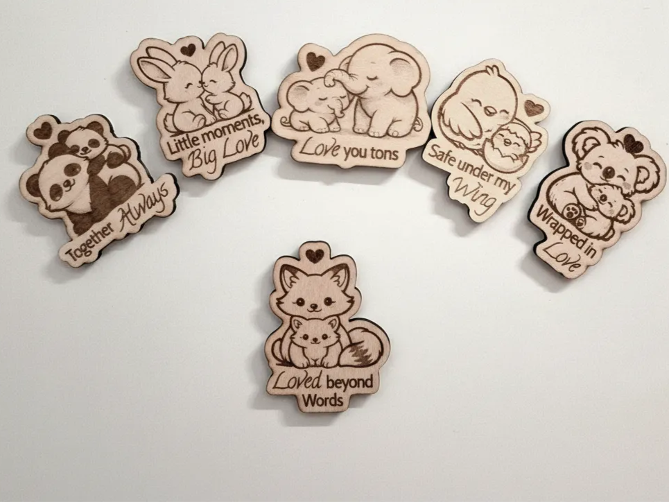Kawaii mama and baby fox magnet engraved on wood