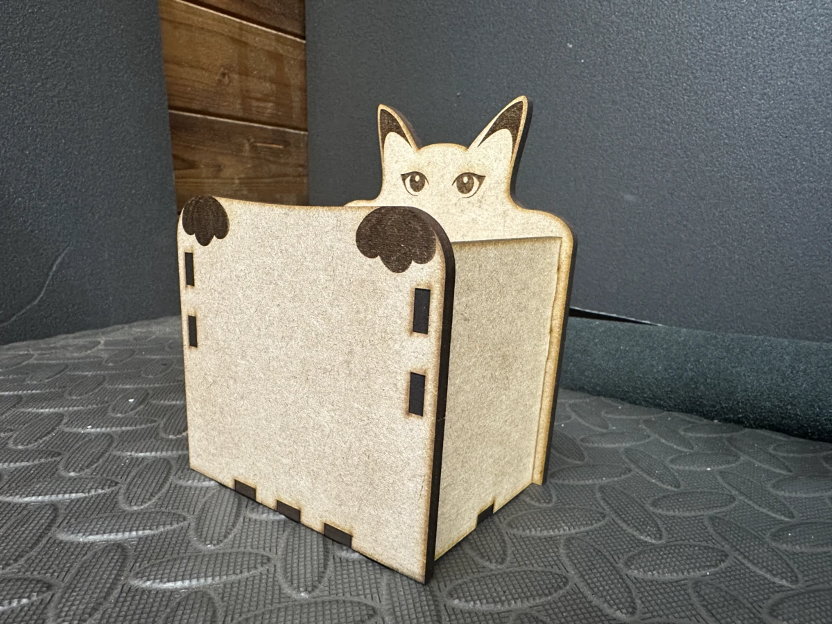 Boîte de rangement chat curieux – idée bricolage chat à découper au laser