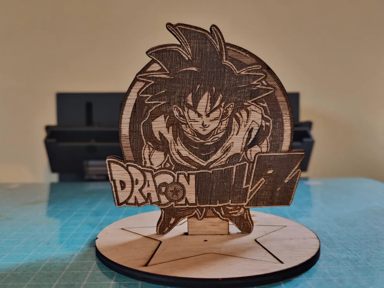 ゴクウのポートレートメダリオンとドラゴンボールZの文字を組み合わせた木製スタンディー、星形の台座