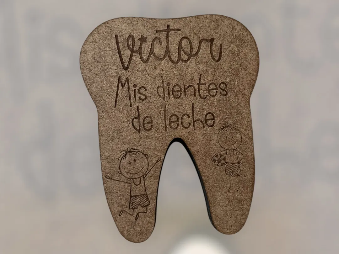 Scatola portaricordi in legno a forma di dente, incisa con un nome, per i primi dentini di un bambino