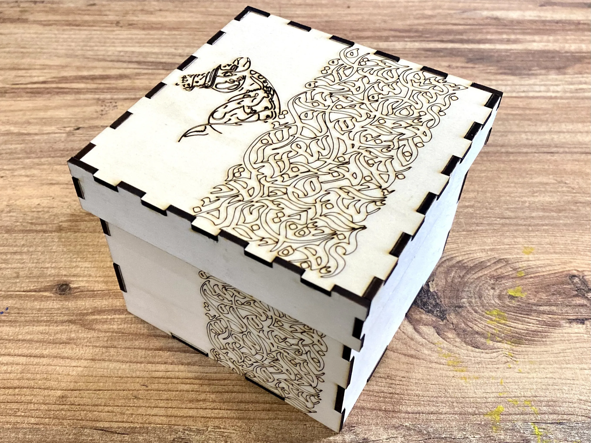 Scatola in Legno Incisa con Oud idea di carillon tagliato al laser
