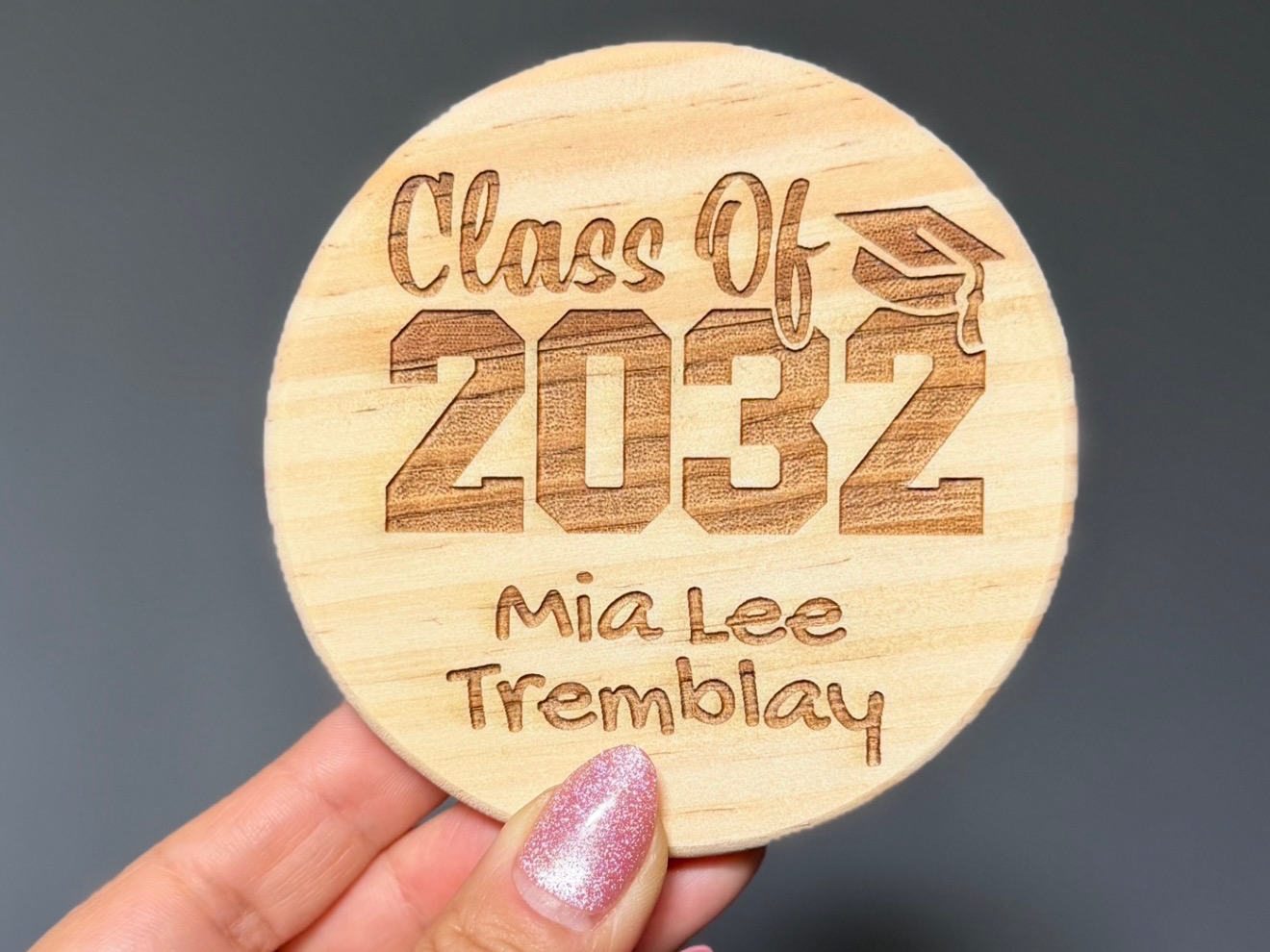 Dessous de verre en bois gravé d'un design pour la promotion 2032