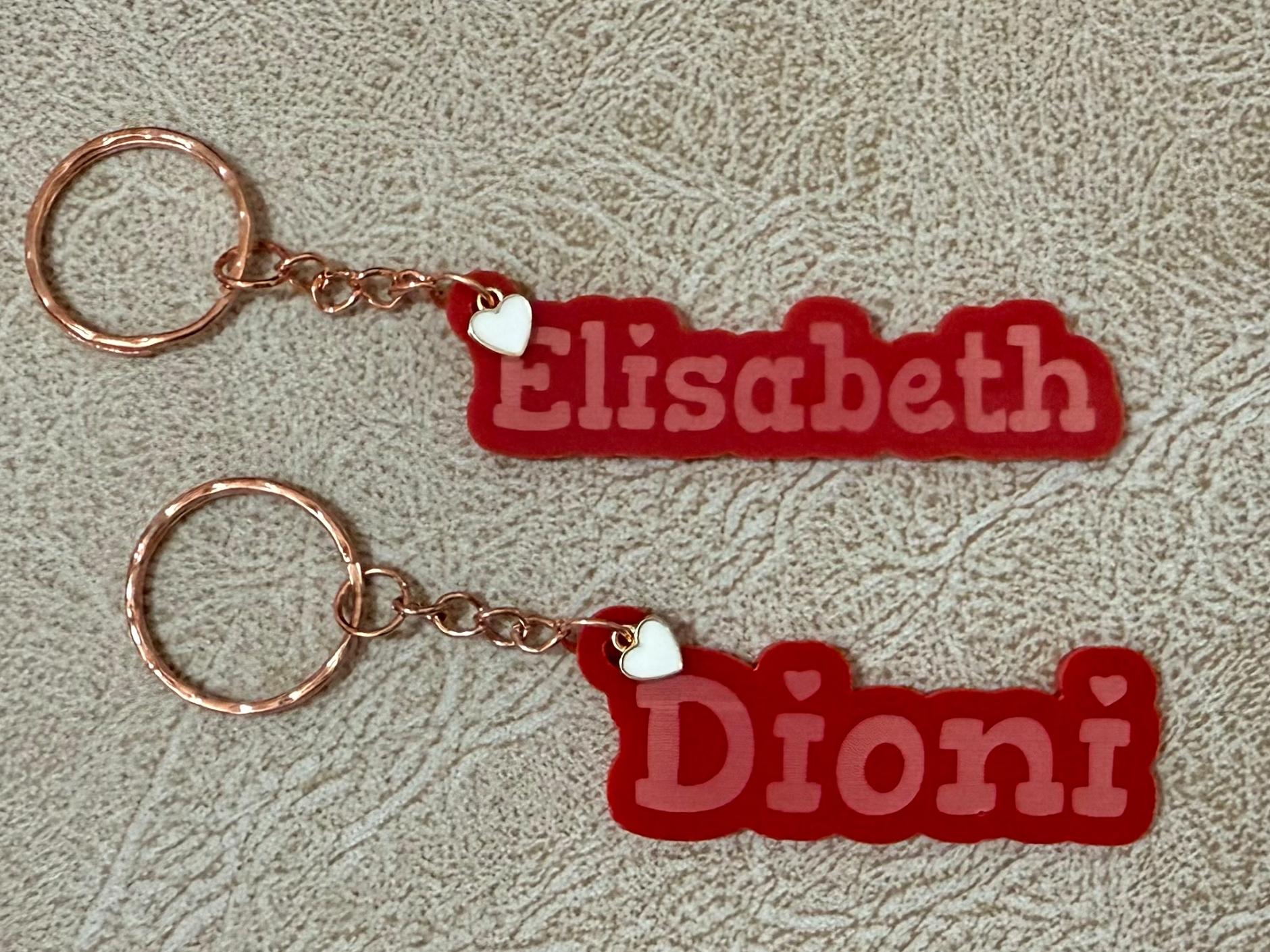アクリルキーホルダーアイデア：ハートチャーム付きレッドネームキーホルダー