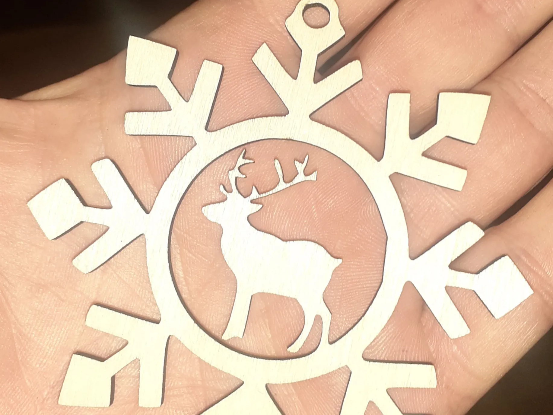 Hölzerne Schneeflocke mit Hirsch-Aussparung selbst gemachter Christbaumschmuck