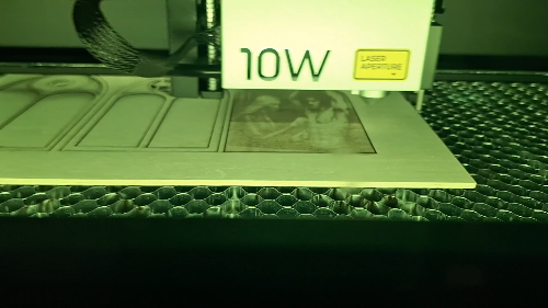 [Laser cut and engrave] Marco de ventana gótico de madera cortada con láser y escena de chica salvando al villano