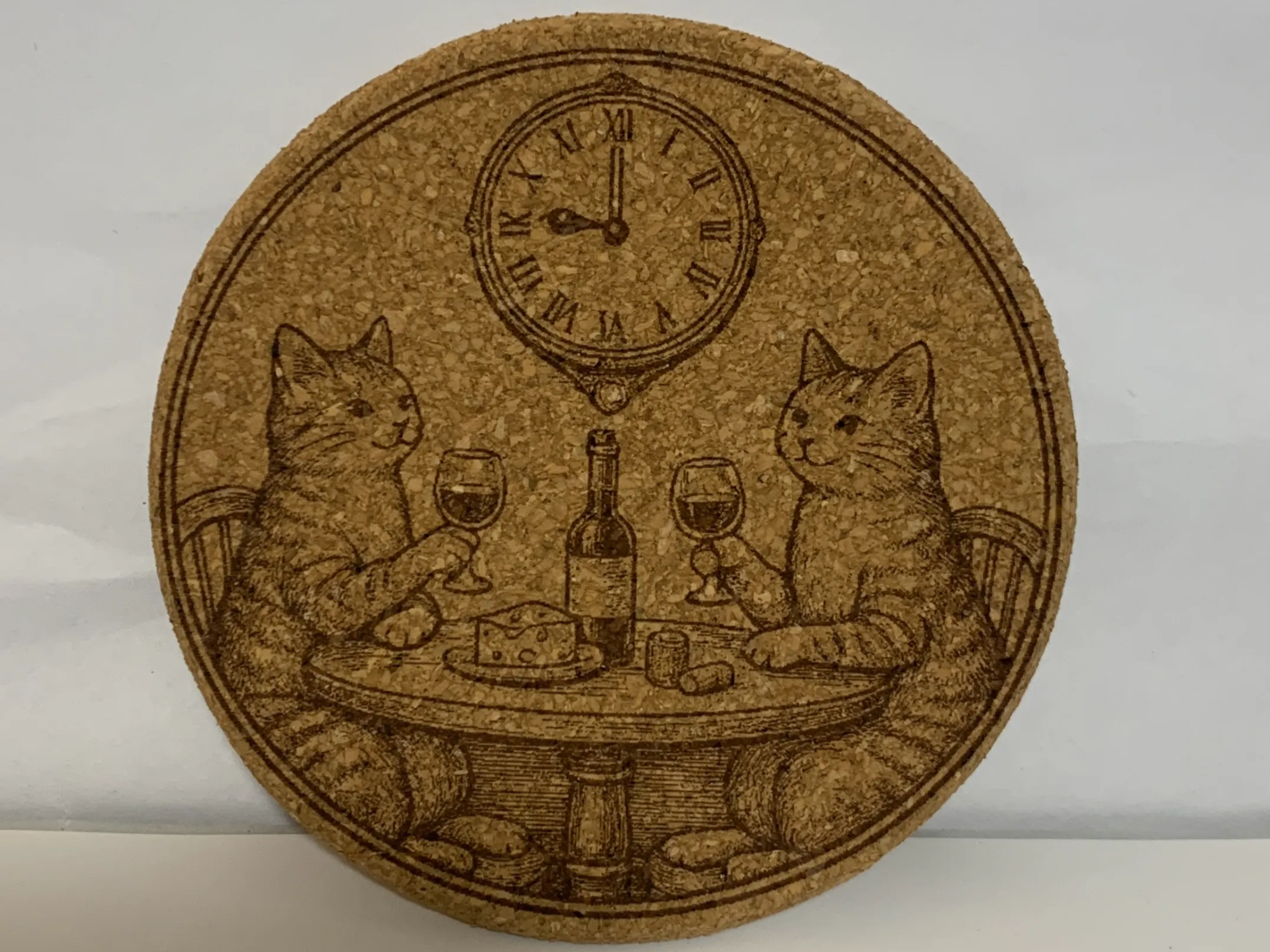 Dessous-de-verre rond en liège gravé de chats et d'une illustration de verre à vin
