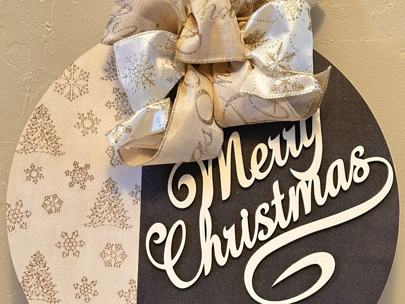 Frohe Weihnachten Schild mit dekorativem Bogen und Schneeflocken-Design Weihnachts Türdekorationsidee