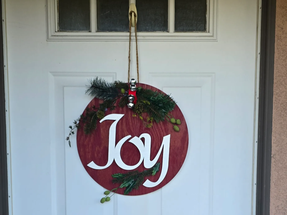Lasergeschnittenes Holz Joy Türschild mit Feiertagsgrün und Glocken Weihnachts Türdekoration Idee