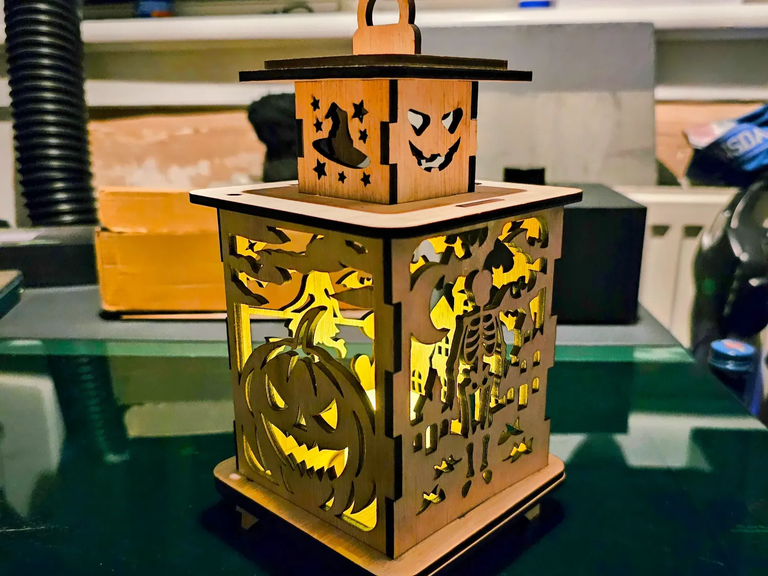 Lampa na Halloween pomysł na dekorację na Halloween