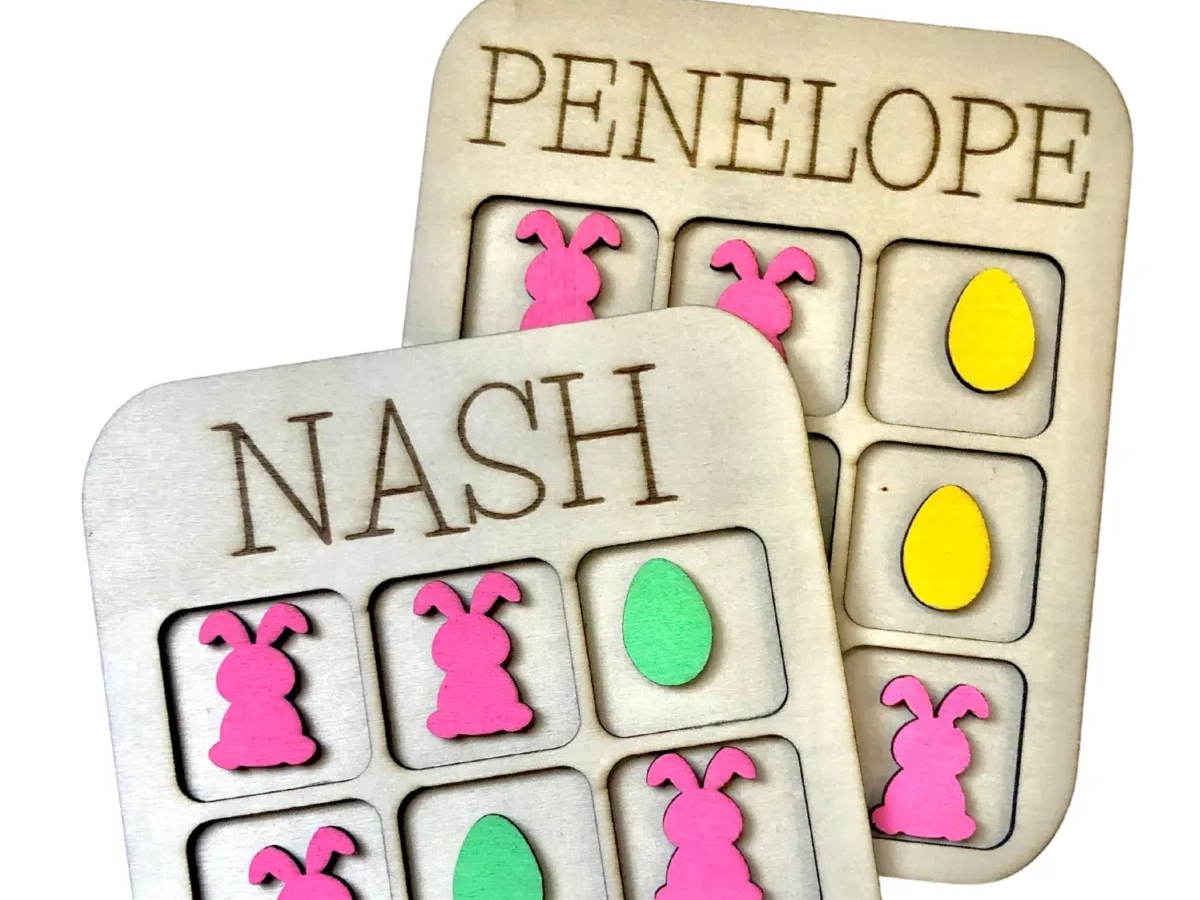 Gioco del tris in legno personalizzato inciso con i nomi di due bambini