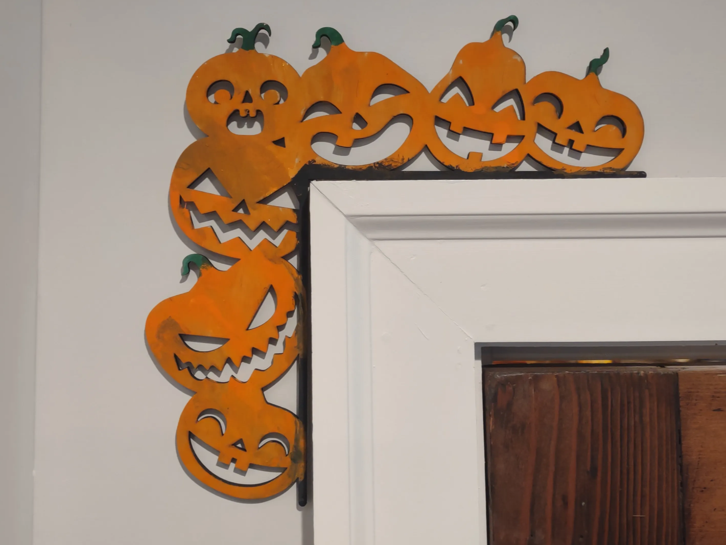 Decorazione d'angolo per porta di Halloween con zucche - vero progetto zucca Atomm