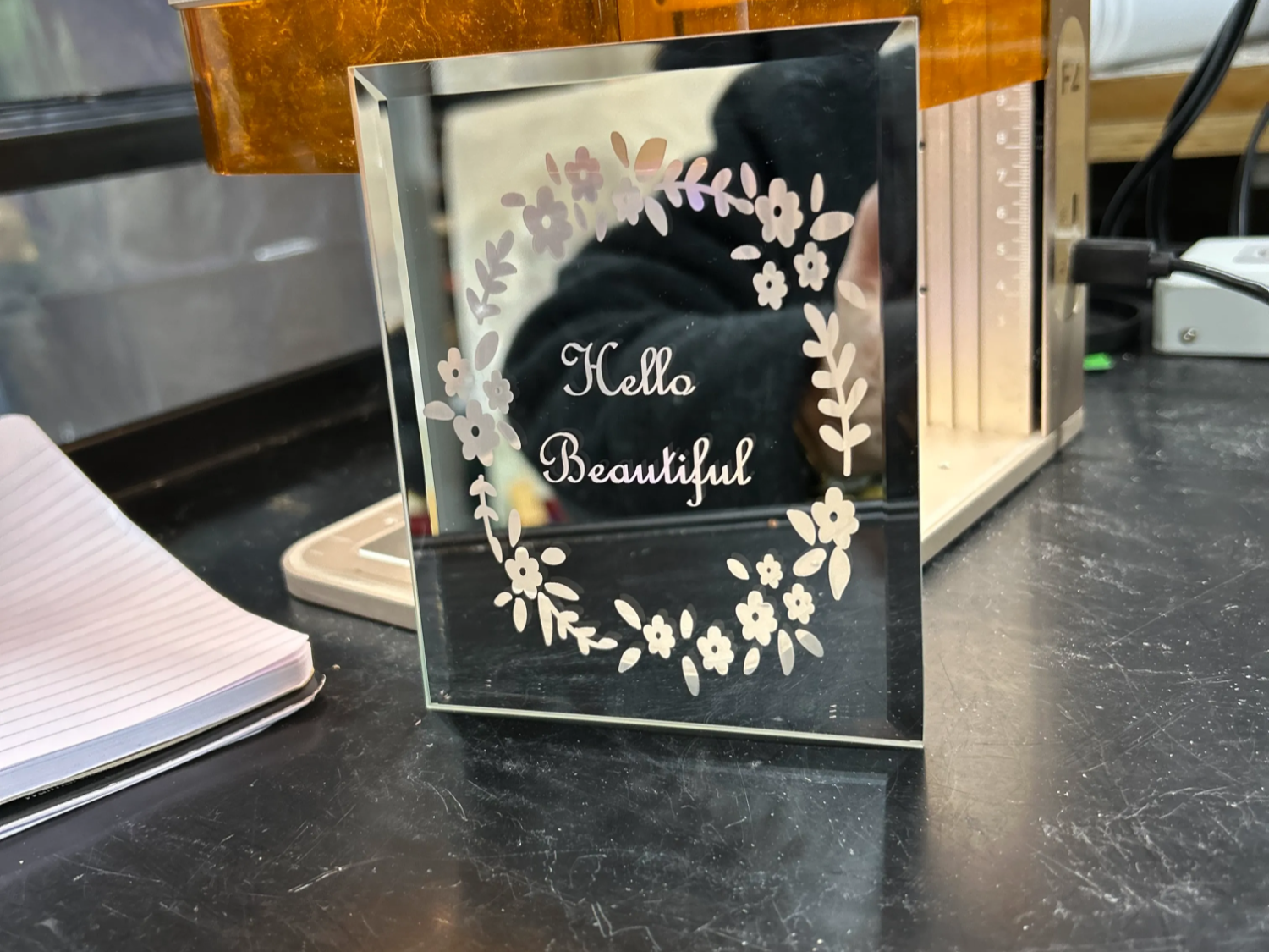 ป้ายกระจกลายดอกไม้ Hello Beautiful ไอเดียป้ายสลักเลเซอร์