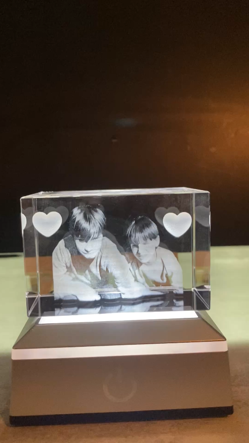 [Laser cut and engrave] Bloc en verre personnalisé avec photo et cœurs