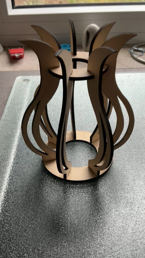 [Laser cut and engrave] Tulpenförmige Windlicht-Halterung aus Holz