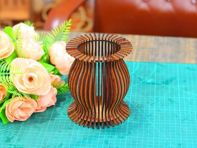 Wooden decorative vase holder with curved design