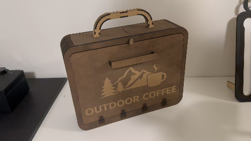 [Laser cut and engrave] Lasergravierte Holzbox mit Griff und Outdoor Coffee Motiv