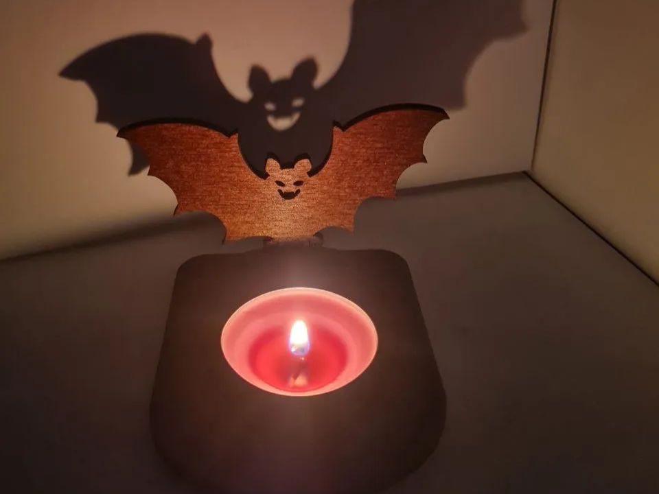 Drewniany świecznik w kształcie nietoperza pomysł na dekorację Halloween
