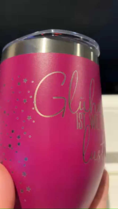 [Laser cut and engrave] Lilafarbener Thermobecher mit Spruch "Glühwein ist wie Tee nur lustiger"