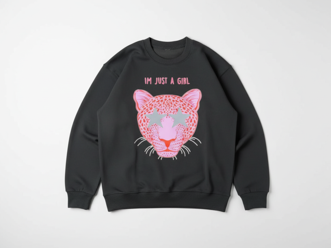 Una sudadera negra con un gráfico de cara de leopardo en semitono rosa