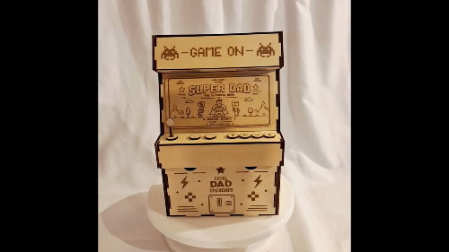 [Laser cut and engrave] Borne d'arcade en bois pour rangement de friandises sur le thème Super Papa