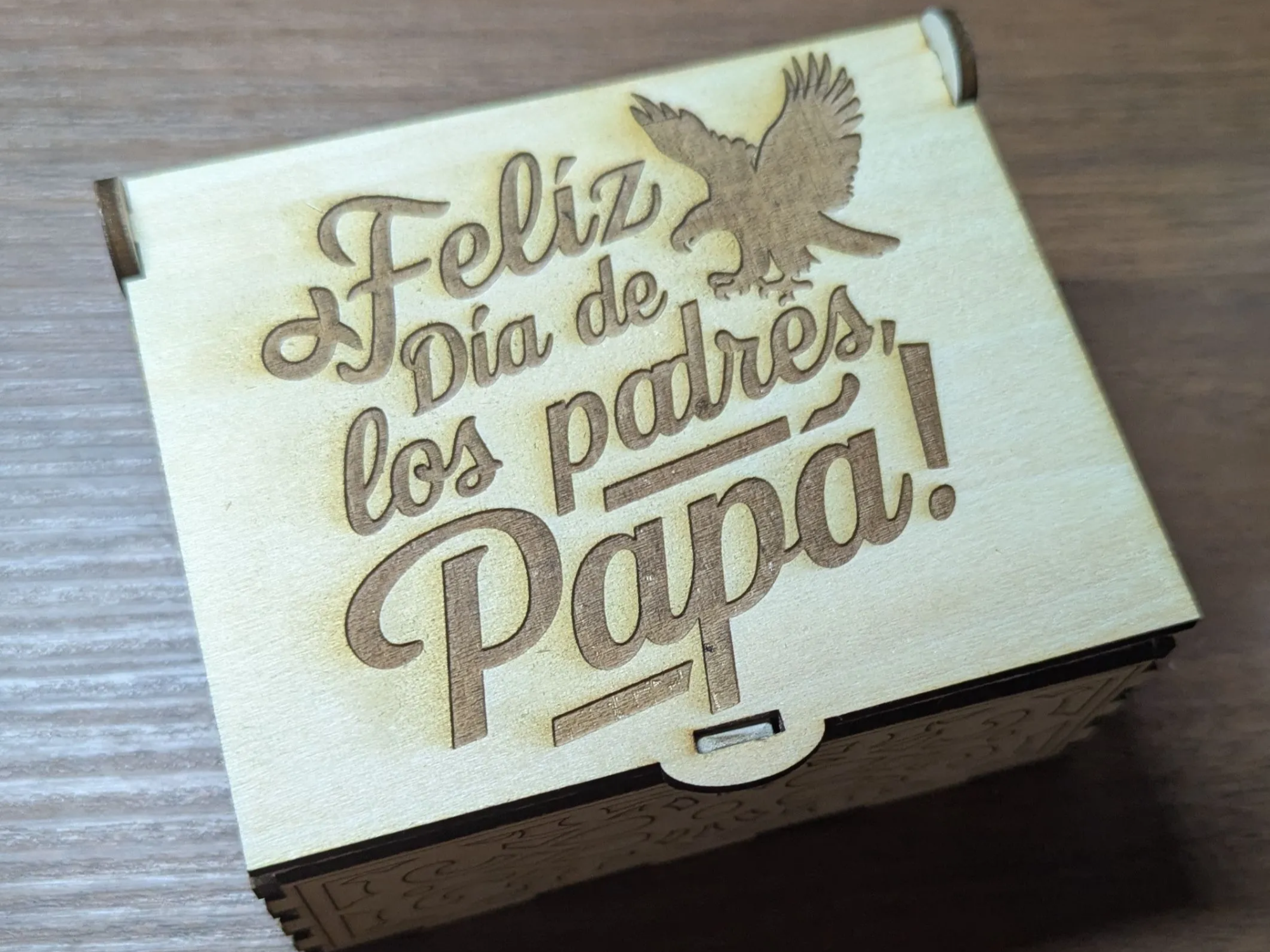 Wooden Gift Box: Feliz Día de los Padres, Papá! father's day gift design