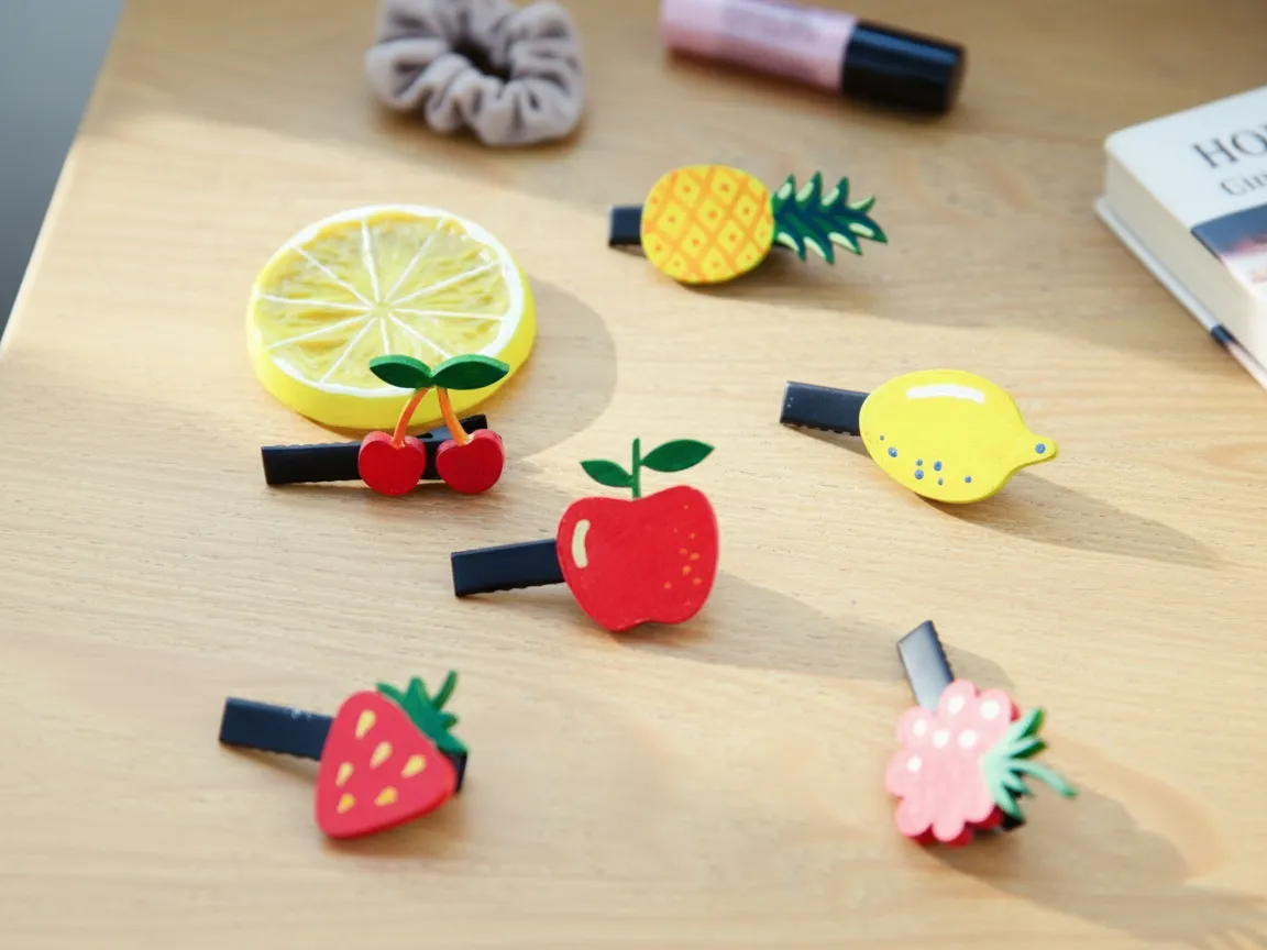 Idea regalo per la fidanzata: set di mollette per capelli in legno a tema frutta colorata