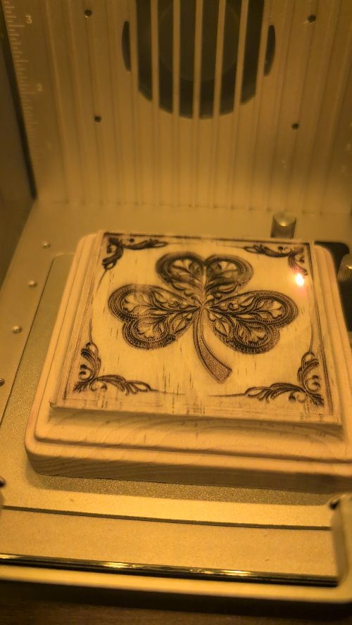 [Laser cut and engrave] Laser Engraved Wooden Shamrock Art on Mini Easel Stand