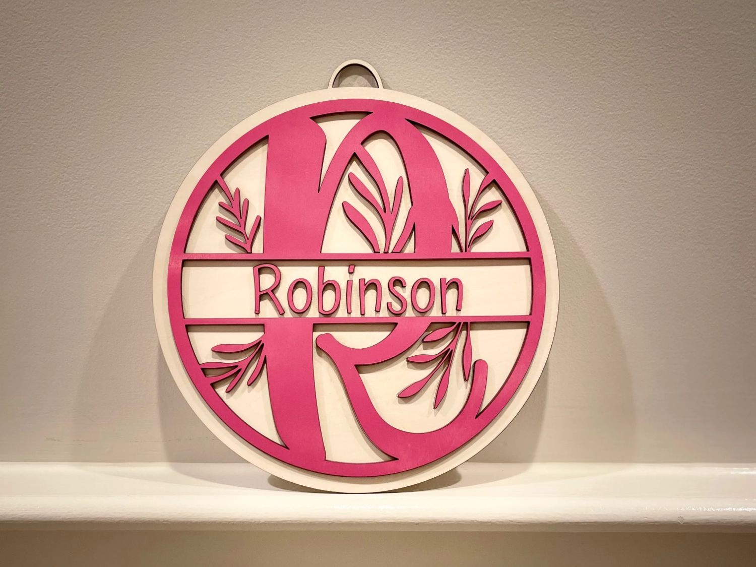 Plaque de porte au nom de famille avec une initiale monogramme centrée