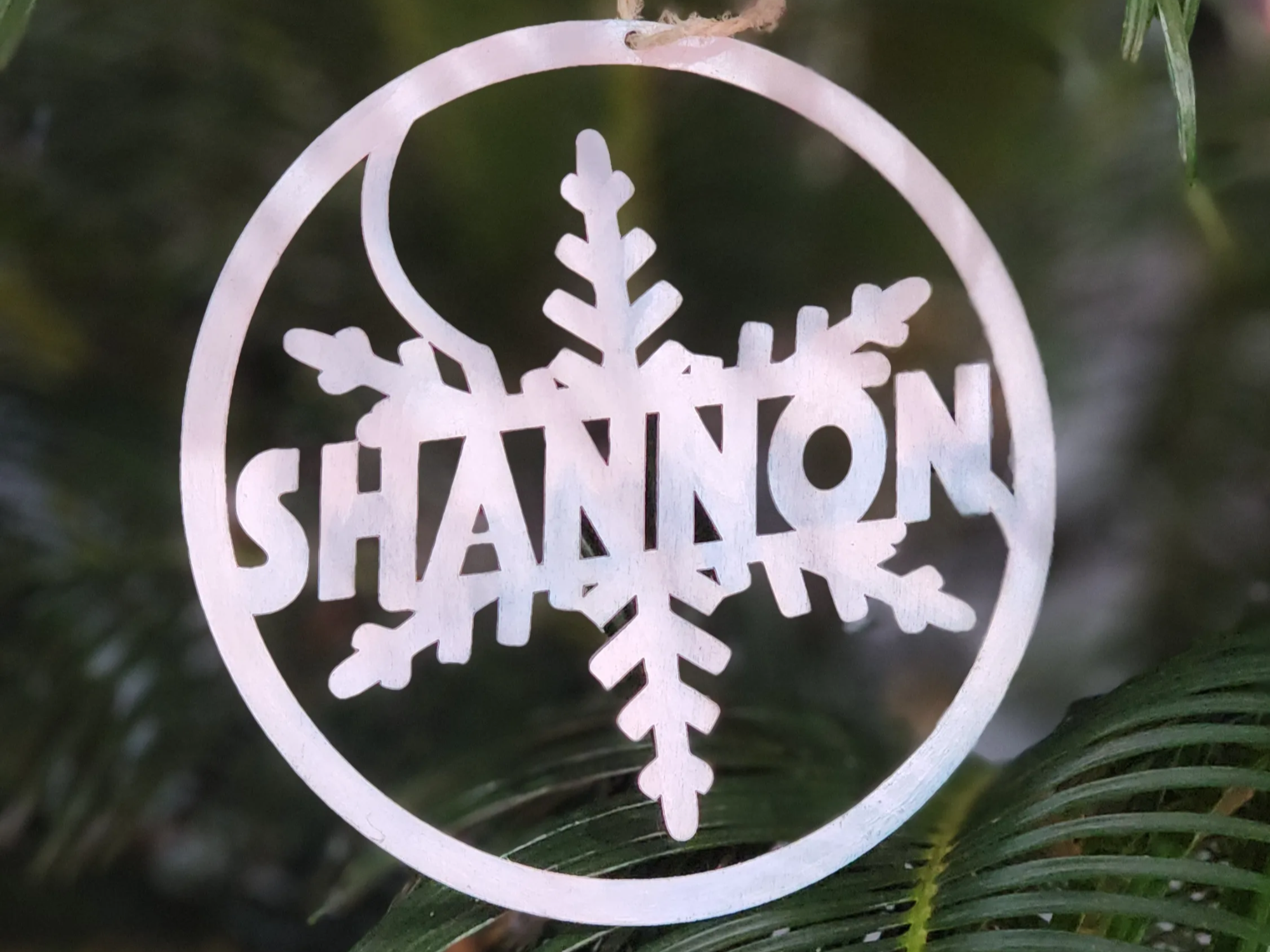 Personaliziran božični okrasek s snežinko in imenom Shannon – personalizirana zasnova božičnega okraska