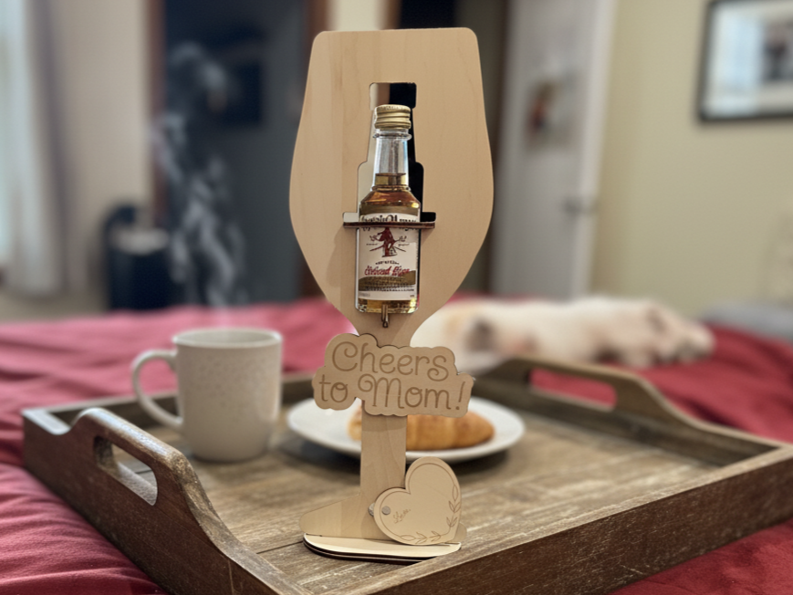 "Cheers to Mom": soporte con forma de copa de vino para mini botella de licor
