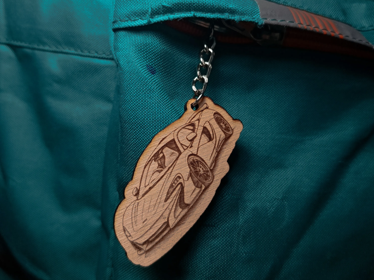Rucksack-Schlüsselanhänger mit Sportwagen-Silhouette