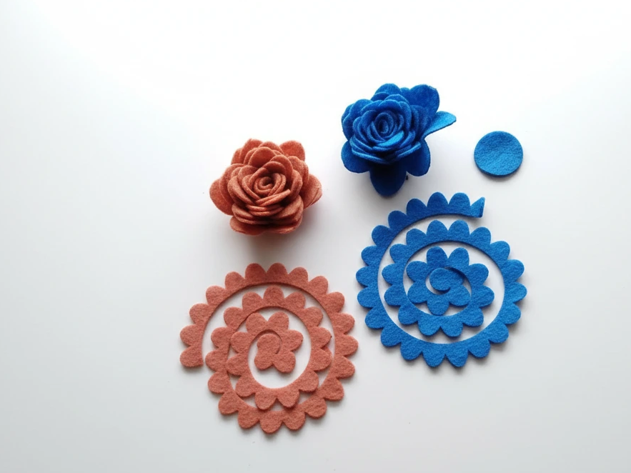 Un ensemble de spirales en feutre découpées au laser, conçues pour être enroulées en roses